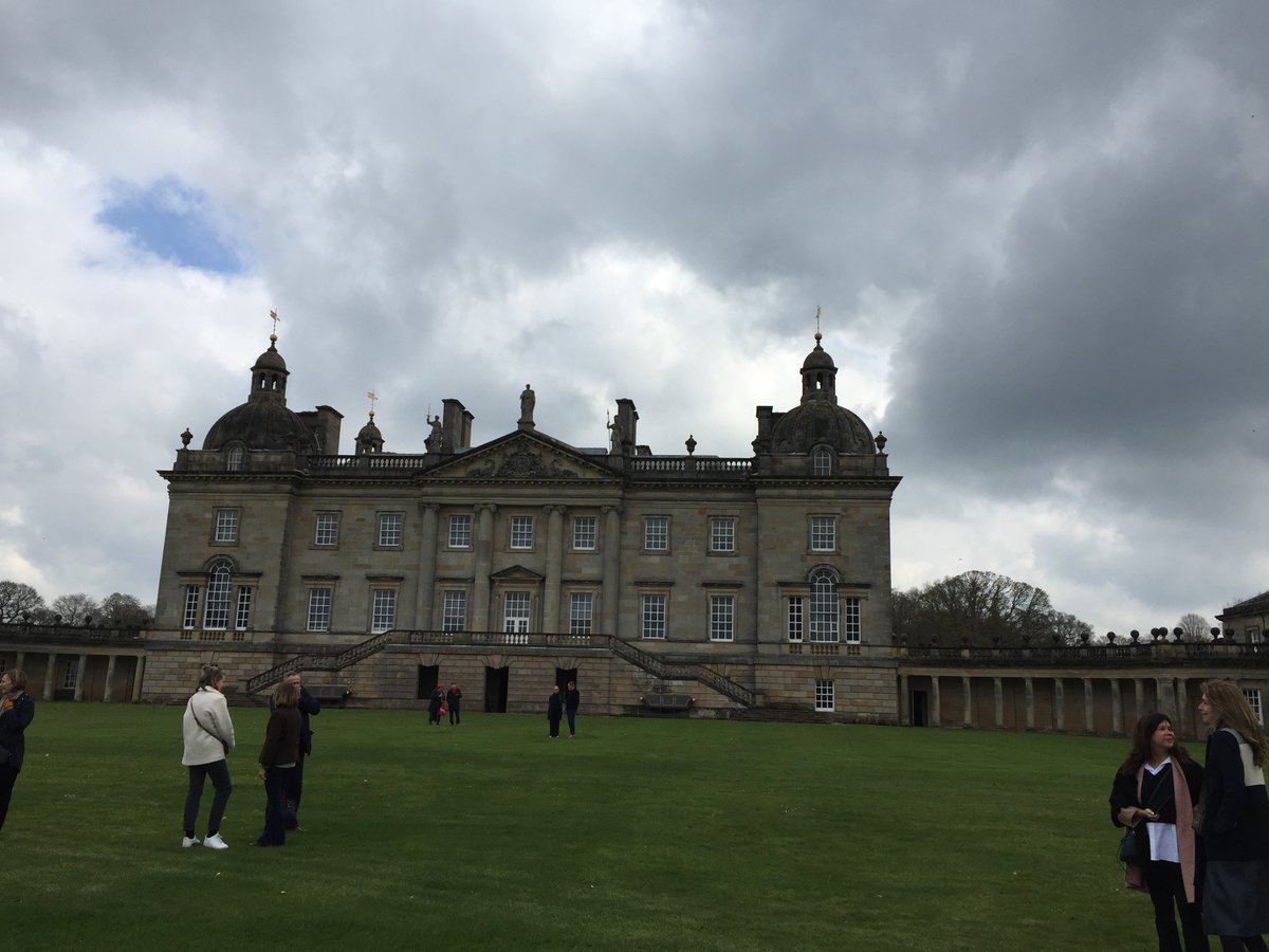 SusanGrayMeets's tweet image. Finally, emotional return to @HoughtonHall2 for #SeanScully Smaller than the Sky. Most amazing juxtaposition of raw materials, space, light &amp;amp; gravity in grand Palladian setting. Life force of vibrant non figurative painting against flock wallpaper has to be seen, it's volcanic.