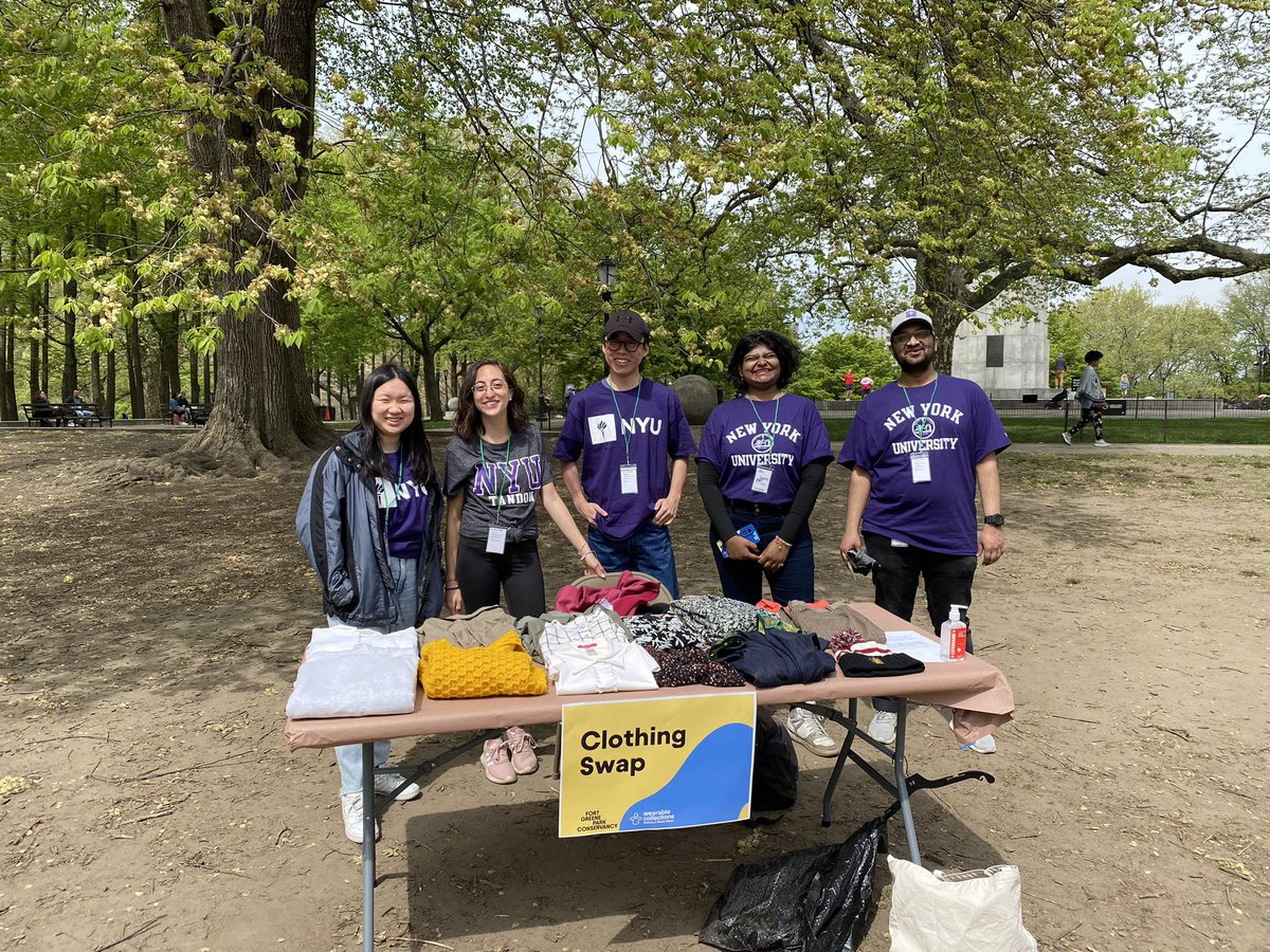 InclusionTando1's tweet photo. NYU Tandon students and OIE volunteer at Fort Green Park for Earth Day #Tandonmade https://t.co/Jhjn2A5bLP