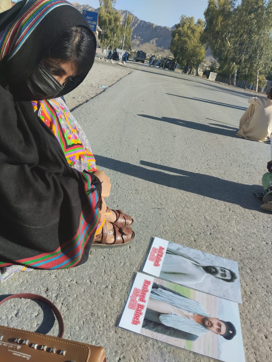 sairabaluch_'s tweet photo. میں کیسے عید مناؤں؟ جبکہ میرے بھائی تاریک زندانوں میں ازیت سہہ رہے ہیں 
میں کیسے عید مناؤ؟ جبکہ میری ماں بیٹے کا انتظار کرتے کرتے دل کا دورا پڑنے کی وجہ سے انتقال کر گئی 
میں کیسے عید مناؤں؟ جبکہ میں ایک طویل انتظار کا شکار ہوں 
#ReleaseAsifandRasheed https://t.co/buw6vpBBpD