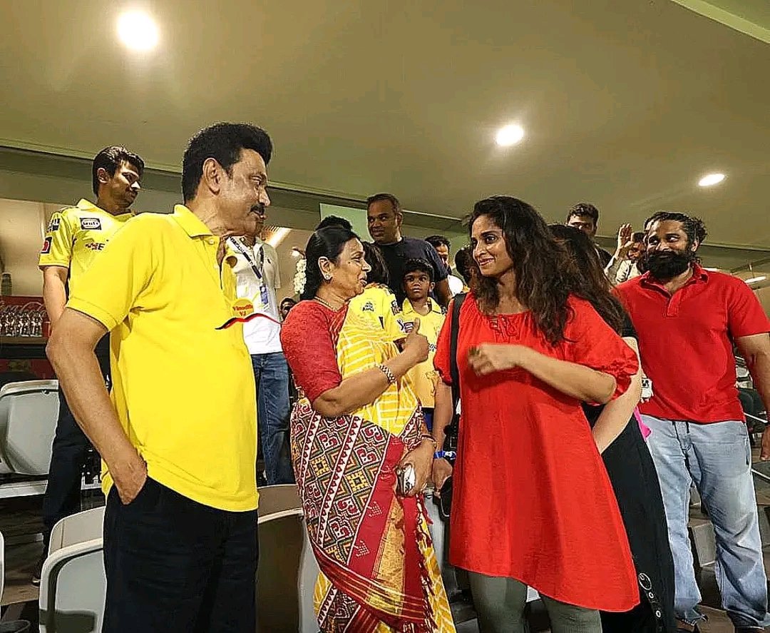 thamees_mohamed's tweet photo. Yesterday #CSKvsSRH
@mkstalin #ShaliniAjithKumar
#AdvikAjith https://t.co/uEUGpLC3Nq