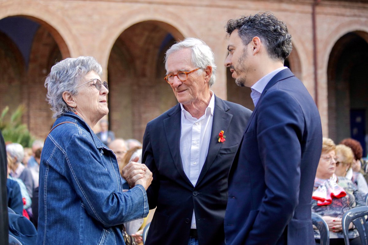 xaviertrias's tweet photo. Amb @joanrportell, @lorenacheca3 i @AdriaVentura acabem la tarda de dissabte a l'#APLECAT, la Festa de la Cultura Popular a #NouBarris. Des del pati de la Seu del Districte hem escoltat música tradicional catalana per celebrar les vigílies de #SantJordi2023.
Ja fa 10 anys que el Centre Cultural @elspropis organitza aquesta festa que aplega entitats culturals del Diatricte, fomentant la música, les sardanes i les tradicions populars catalanes.