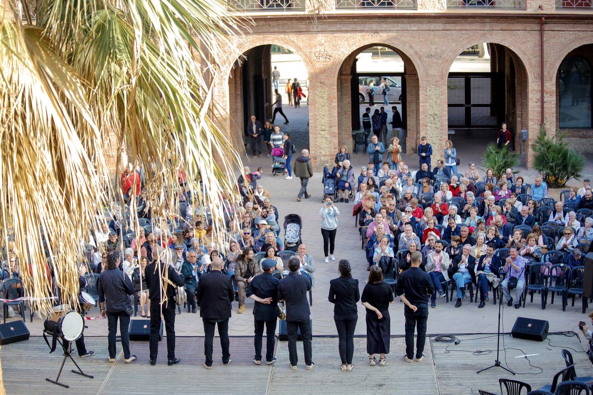 xaviertrias's tweet photo. Amb @joanrportell, @lorenacheca3 i @AdriaVentura acabem la tarda de dissabte a l'#APLECAT, la Festa de la Cultura Popular a #NouBarris. Des del pati de la Seu del Districte hem escoltat música tradicional catalana per celebrar les vigílies de #SantJordi2023.
Ja fa 10 anys que el Centre Cultural @elspropis organitza aquesta festa que aplega entitats culturals del Diatricte, fomentant la música, les sardanes i les tradicions populars catalanes.