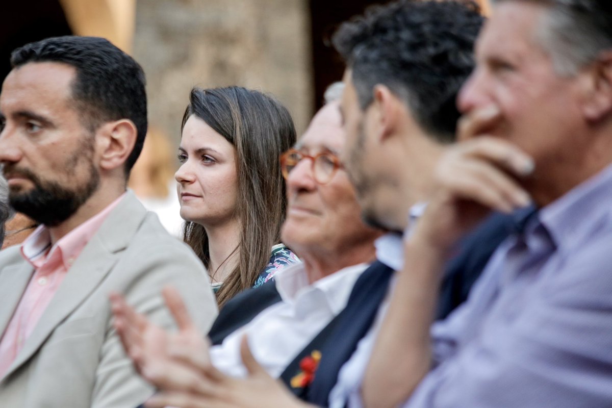 xaviertrias's tweet photo. Amb @joanrportell, @lorenacheca3 i @AdriaVentura acabem la tarda de dissabte a l'#APLECAT, la Festa de la Cultura Popular a #NouBarris. Des del pati de la Seu del Districte hem escoltat música tradicional catalana per celebrar les vigílies de #SantJordi2023.
Ja fa 10 anys que el Centre Cultural @elspropis organitza aquesta festa que aplega entitats culturals del Diatricte, fomentant la música, les sardanes i les tradicions populars catalanes.