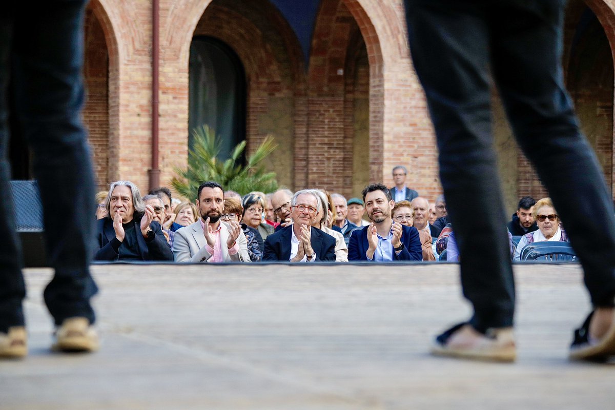 xaviertrias's tweet photo. Amb @joanrportell, @lorenacheca3 i @AdriaVentura acabem la tarda de dissabte a l'#APLECAT, la Festa de la Cultura Popular a #NouBarris. Des del pati de la Seu del Districte hem escoltat música tradicional catalana per celebrar les vigílies de #SantJordi2023.
Ja fa 10 anys que el Centre Cultural @elspropis organitza aquesta festa que aplega entitats culturals del Diatricte, fomentant la música, les sardanes i les tradicions populars catalanes.