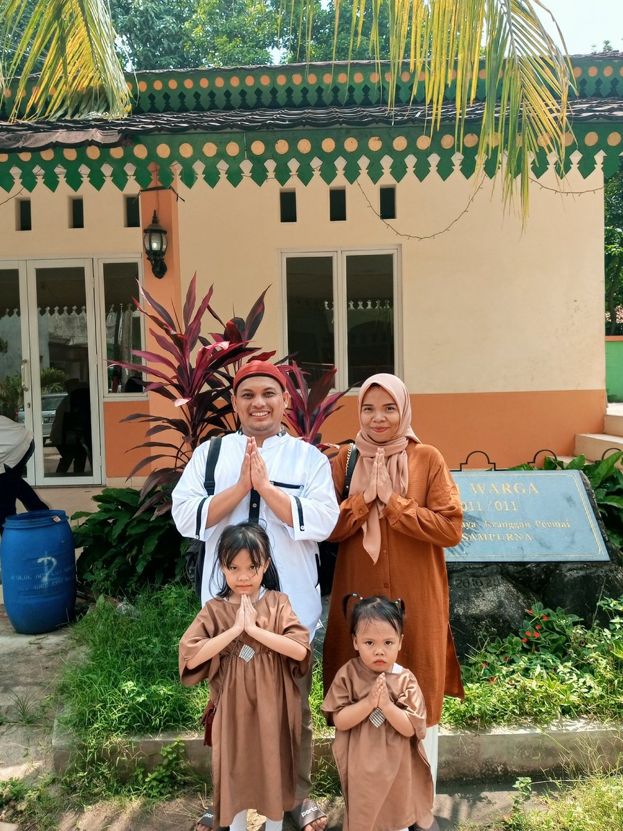 megamarput's tweet photo. Minal Aidin Wal Faizin 
♥ semoga Allah menjadikan kita termasuk dalam golongan orang orang yang kembali dan orang orang yang memperoleh kemenangan ♥
Mohon maaf lahir dan batin

☺Slamet Family's https://t.co/ws5YV6u3UH