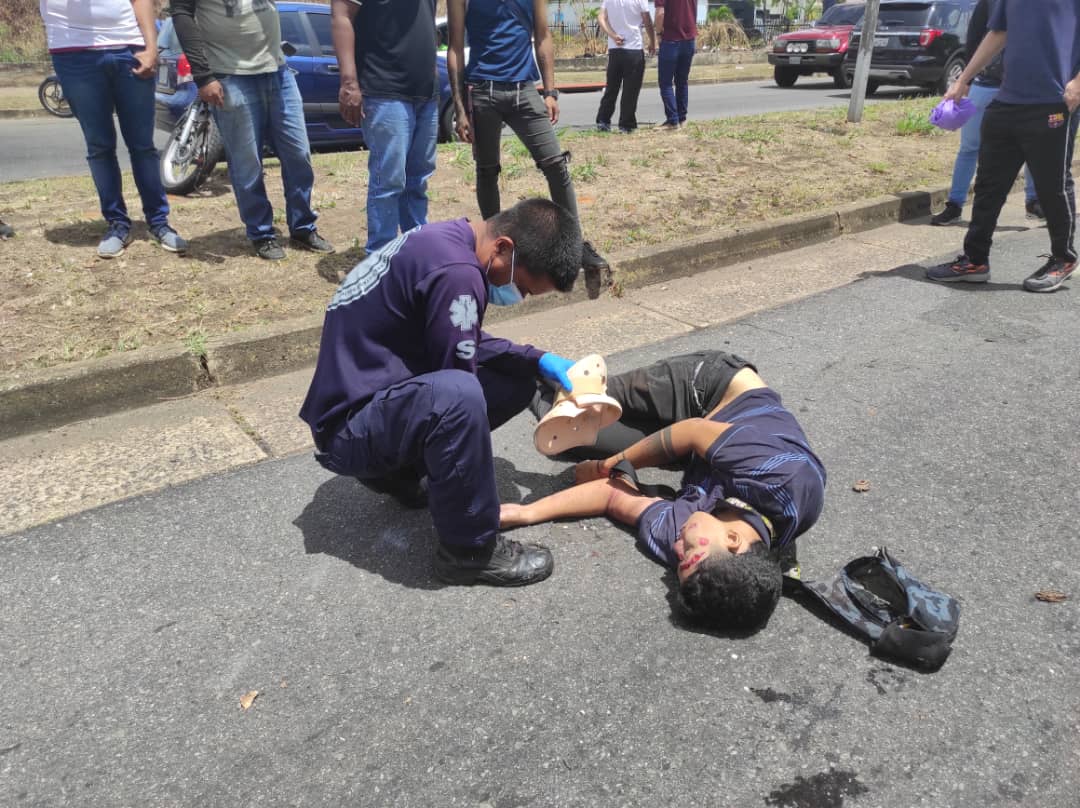 DiarioPrimicia's tweet photo. #ReportePRIMICIA | #22Abr Un motorizado de 20 años, falleció al caerle un árbol en la avenida Atlántico, a la altura del sector Los Mangos, en Puerto Ordaz. https://t.co/PyC6lpTkxv