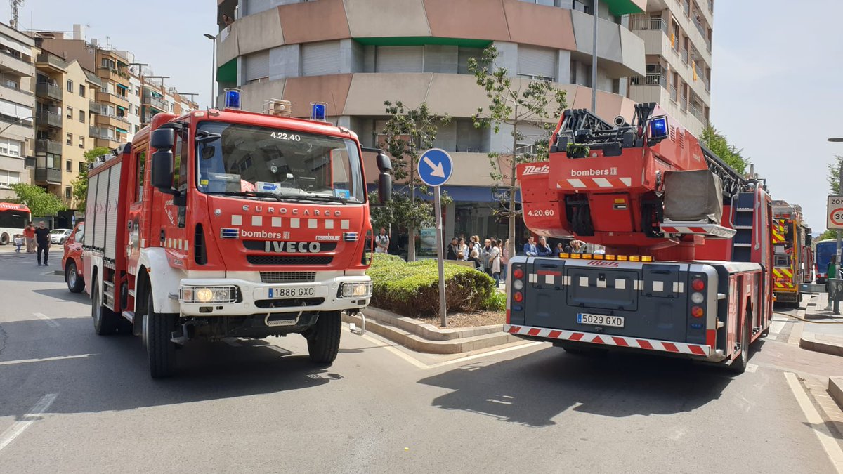 BombersVica's tweet photo. Aquest mig dia una dotació del nostre parc ha actuat en un incendi d'habitatge a #terrassa en ajut a @bombersterrassa @bombersgroscer  juntament amb @sem @mosso i policia Local de Terrassa https://t.co/qHTi6K8ecd