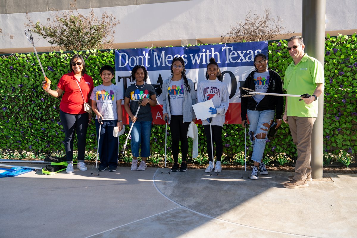 MissouriCityTX's tweet photo. Today, Earth Day, 80 volunteers went to parks and trails around the city to collect litter as part of the annual Trash Off event by Missouri City Green. Thanks for keeping our city clean and beautiful! See photos at https://t.co/ntrRbPknnA #earthday #earthdaytexas #trashoff #mctx https://t.co/t3Pgnqx1Sk