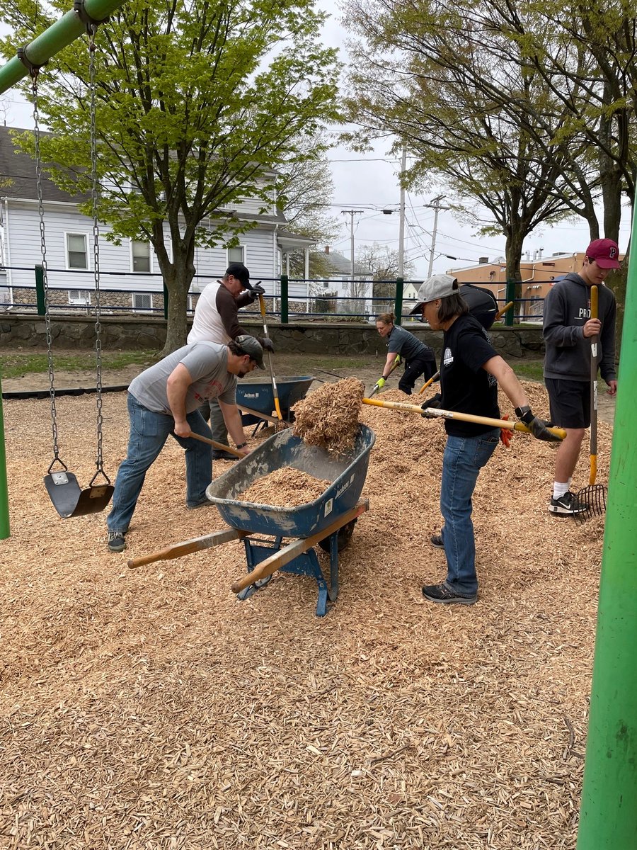publicaffairspc's tweet photo. On this #EarthDay, members of the @ProvidenceCol community came together for FUSION (Friars United For Service in Our Neighborhoods) - a day of community service. Volunteers painted, mulched, & helped beautify Corliss Park in #Providence. @PVDMayor even stopped by! #PCServes https://t.co/hyOdmuXQBl