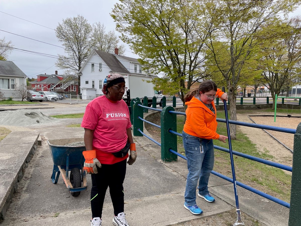 publicaffairspc's tweet photo. On this #EarthDay, members of the @ProvidenceCol community came together for FUSION (Friars United For Service in Our Neighborhoods) - a day of community service. Volunteers painted, mulched, & helped beautify Corliss Park in #Providence. @PVDMayor even stopped by! #PCServes https://t.co/hyOdmuXQBl