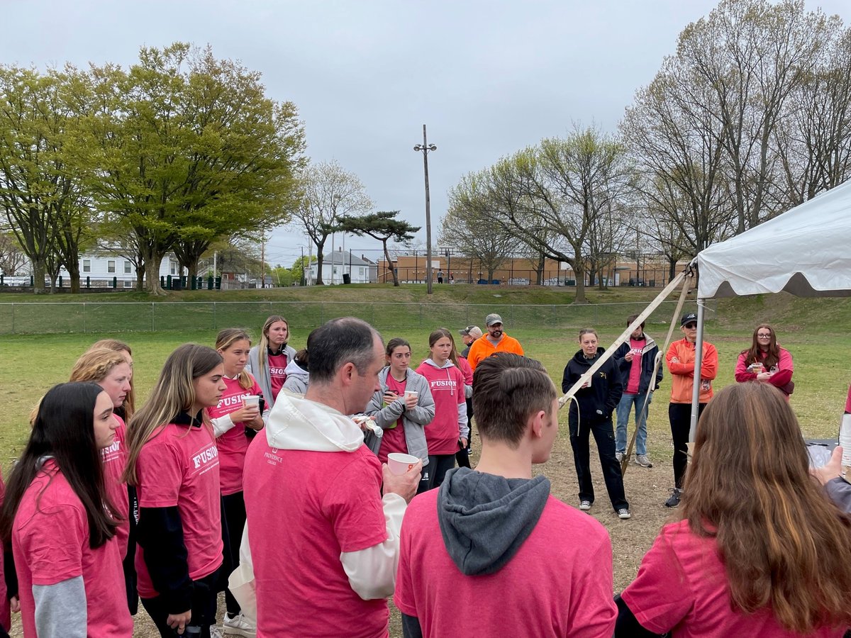 publicaffairspc's tweet photo. On this #EarthDay, members of the @ProvidenceCol community came together for FUSION (Friars United For Service in Our Neighborhoods) - a day of community service. Volunteers painted, mulched, & helped beautify Corliss Park in #Providence. @PVDMayor even stopped by! #PCServes https://t.co/hyOdmuXQBl