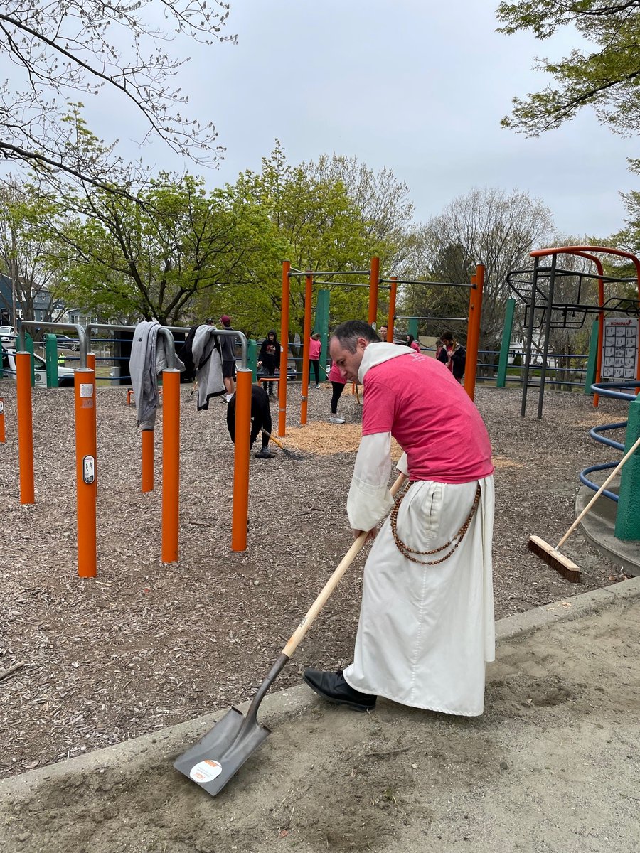publicaffairspc's tweet photo. On this #EarthDay, members of the @ProvidenceCol community came together for FUSION (Friars United For Service in Our Neighborhoods) - a day of community service. Volunteers painted, mulched, & helped beautify Corliss Park in #Providence. @PVDMayor even stopped by! #PCServes https://t.co/hyOdmuXQBl
