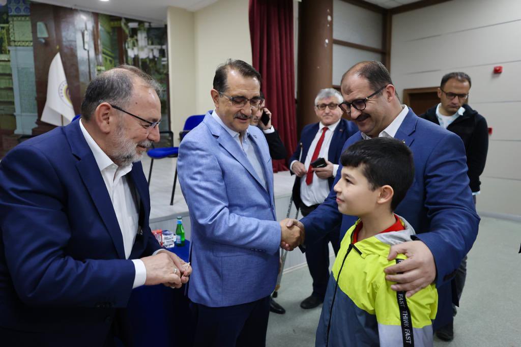 fatih_donmez's tweet photo. En büyük gücümüz birliğimiz…

Eskişehir Birlik Vakfı’ndaki bayramlaşma programına katıldık. 

Kardeşlerimizle bayramlaştıktan sonra hasbihâl ettik. https://t.co/GdZw2qNtUB
