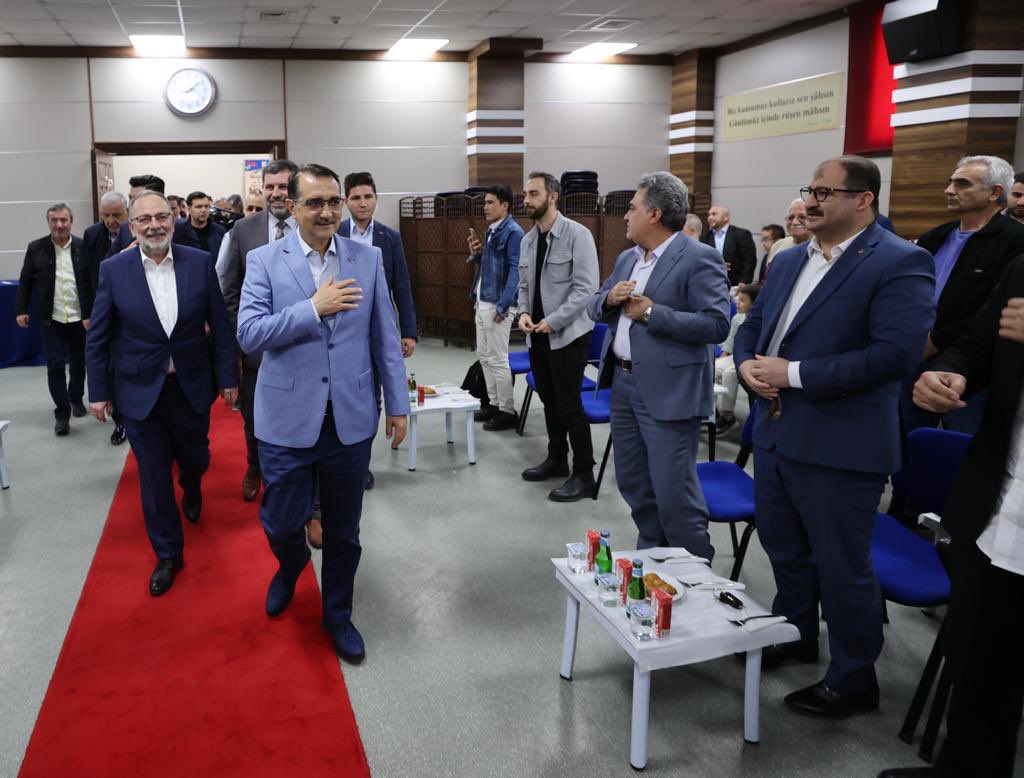 fatih_donmez's tweet photo. En büyük gücümüz birliğimiz…

Eskişehir Birlik Vakfı’ndaki bayramlaşma programına katıldık. 

Kardeşlerimizle bayramlaştıktan sonra hasbihâl ettik. https://t.co/GdZw2qNtUB