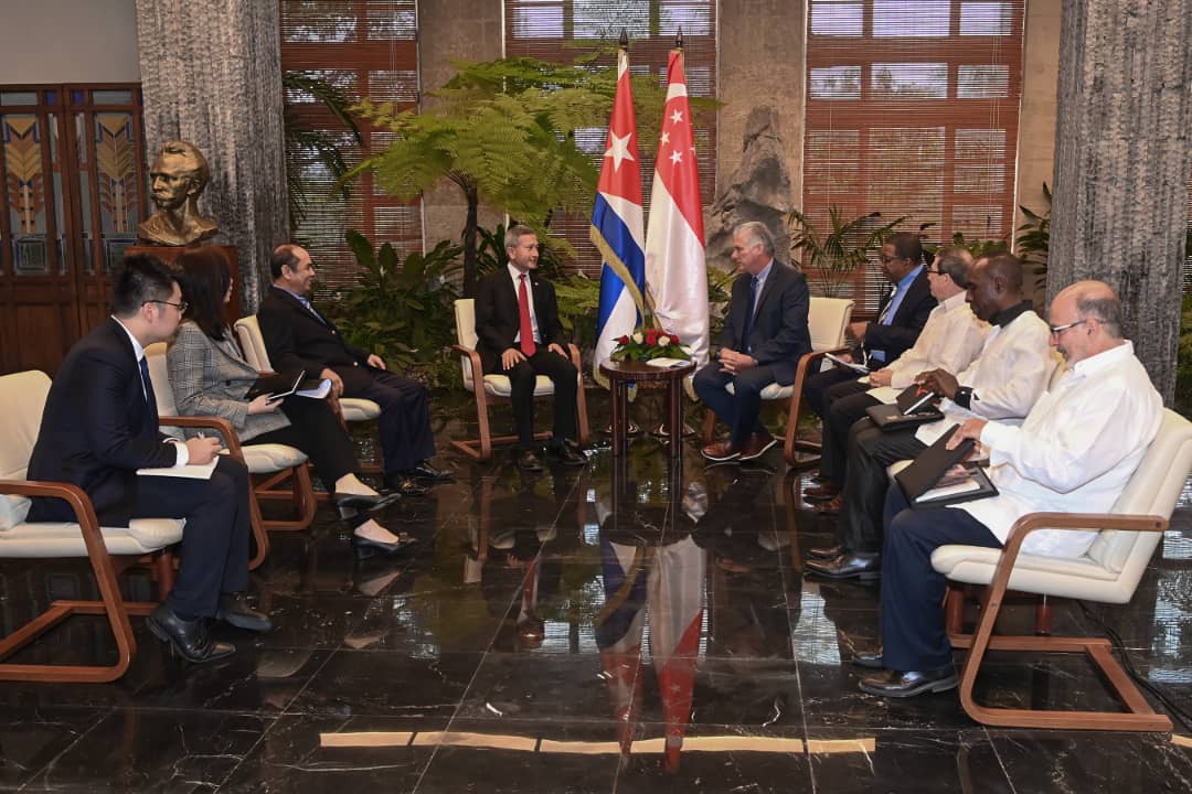 Me reuní con el ministro de Relaciones Exteriores de Singapur, <a href="/VivianBala/">Vivian Balakrishnan</a>. Confirmamos disposición de continuar fortaleciendo la fructífera cooperación bilateral en turismo, biotecnología y administración portuaria, y la existencia de oportunidades en otras áreas de interés.