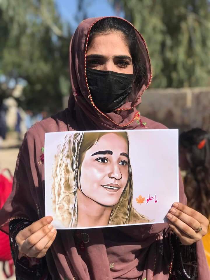 Moaxam_shah's tweet photo. بلوچستان کی دردناک اور اصل تصویر 
عید کے پہلے دن کوئٹہ اور خضدار میں لاپتہ افراد کی بازیابی کیلئے ریلیاں نکالے گئے جس میں زیادہ تعداد ماؤں اور بہنوں کی تھی۔ ایک بہن نے اپنے پوسٹر پر لکھا ہے کہ ہماری عیدیں سلاخوں کے پیچھے بند ہیں۔
#Balochistan 
#EidAlFitr 
#Eid2023 #EidMubarak2023 https://t.co/95owHpdbiD
