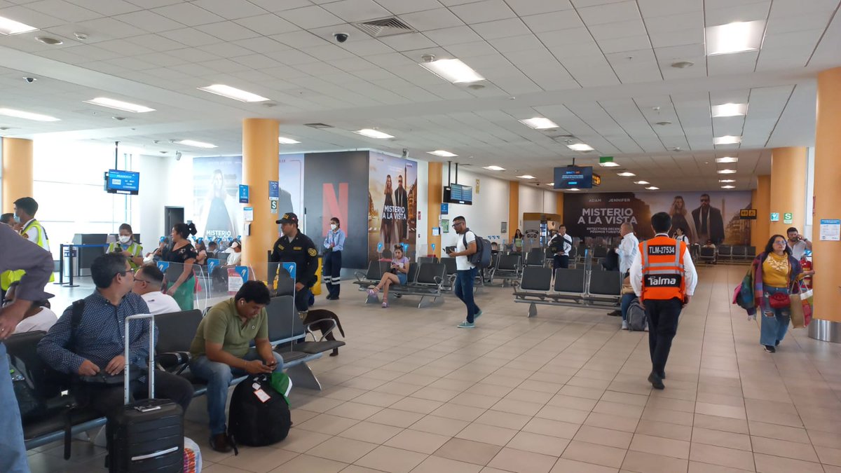 elche_rodrigo's tweet photo. Falsa alarma de #bomba en el @AeropuertoLima zona B1 a B11 https://t.co/0Qz2oMj3pQ