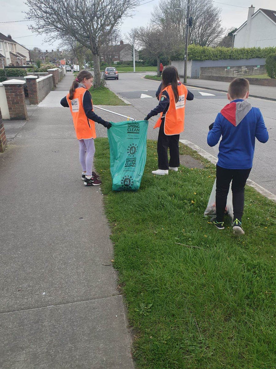 Check out the boys and girls from 18th Santry Dublin Scouts  who took part in the 2023 #DublinCommunityClean-up to #KeepDublinBeautiful! The future is looking bright 🌞

#SDGsIrl #SpringClean23 #NationalSpringClean