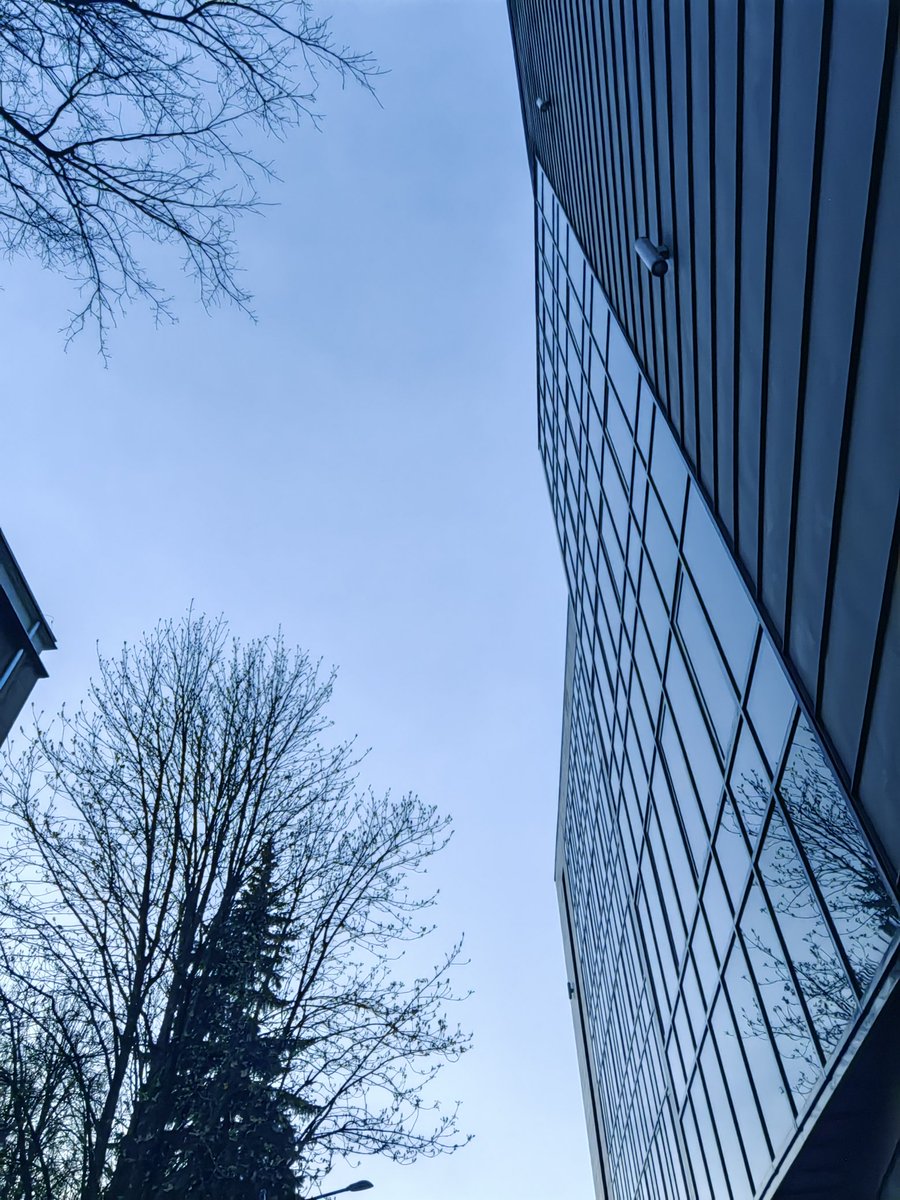 Łódź. :) Zgadniecie, gdzie? My photo taken somewhere in our city, one of last days on my walk towards the evening, on a good weather day. Guess where! :) Sky, buildings, trees, some place in the streets? #photography #industrialphotography #streetphotogeaphy 📷🌲🌳🏙🏢🏫😊🧡💙💚