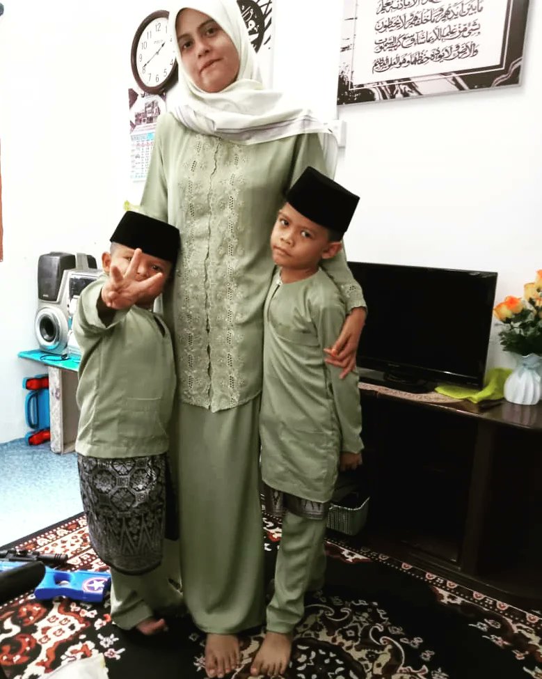 fazidah_zainal's tweet photo. selamat hari raya aidilfitri. ✨🌙
#firstraya ❤️ https://t.co/72SHf50FRH