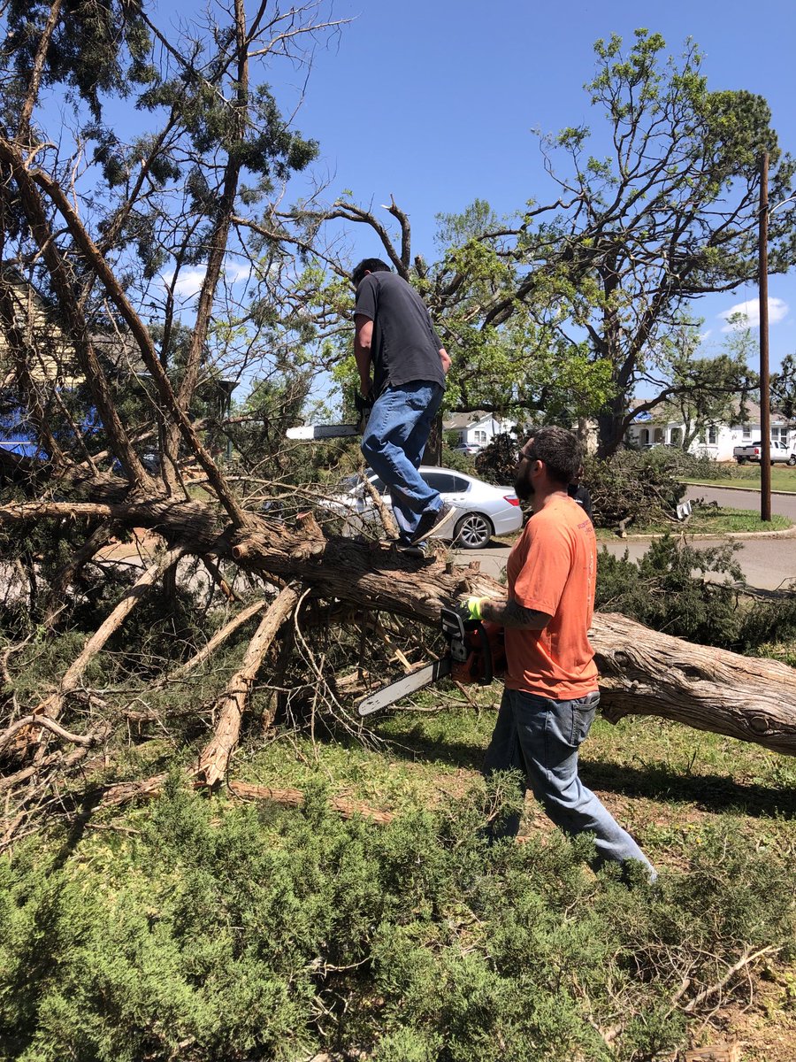 DaxLeone1's tweet photo. Our kids are the best! So resilient. Huge shout out to ⁦@ShawneePublic⁩ baseball &amp; wrestling programs helping in the community and at the historic Ed Skeleton Baseball field! We have some amazing head coaches! Unbelievable assistants too! Blue Collar. 

- Go Wolves
#WP4L https://t.co/RqozLkduZH