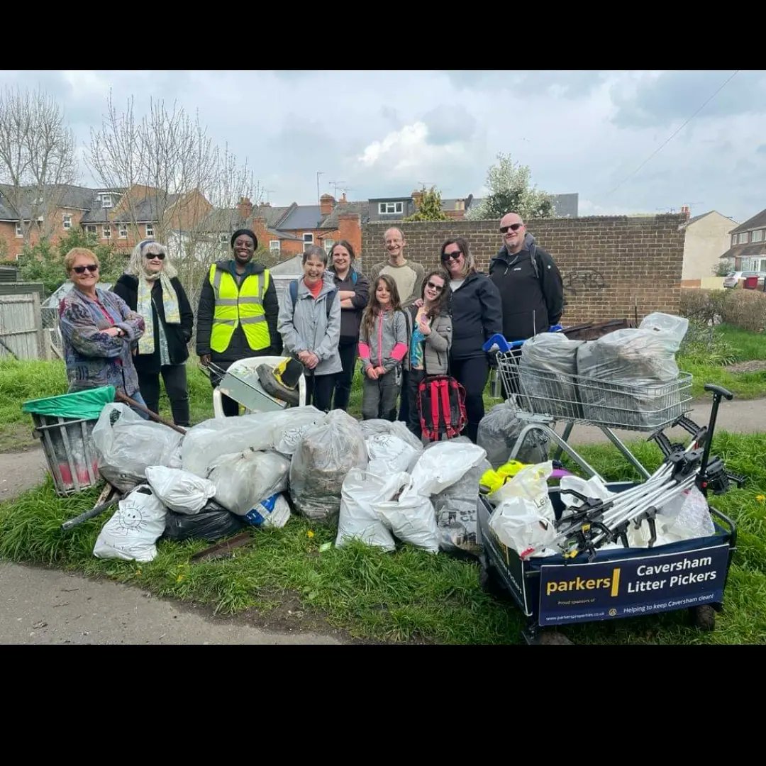 ama_rdg's tweet image. Thanks to Keep Caversham Tidy for all the great work in Thames Ward as we litter picked at View Island today 🙂
There were 26 bags of rubbish, electrical mains supply box, fishing rod reel, barbed wire, 20 syringes,and a plastic chair
 #keepcavershamtidy