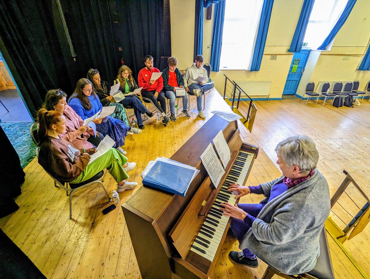 OPRACymru's tweet photo. Diwrnod gwych i ni heddiw yng nghwmni corws ieuenctid yr @Urdd ag OPRA Cymru! Y criw wedi mwynhau sesiynau hyfforddi gyda'r hynod wych, @IwanTDavies a'r gwaith ar ddysgu'r gerddoriaeth wedi dechrau dan ofal medrus, Eirian Owen!
🎶☺️🎶
#così #opera #corws https://t.co/Xp0TmTWGee
