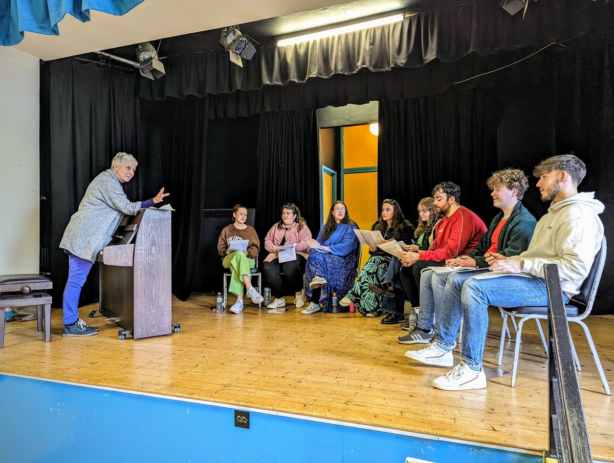 OPRACymru's tweet photo. Diwrnod gwych i ni heddiw yng nghwmni corws ieuenctid yr @Urdd ag OPRA Cymru! Y criw wedi mwynhau sesiynau hyfforddi gyda'r hynod wych, @IwanTDavies a'r gwaith ar ddysgu'r gerddoriaeth wedi dechrau dan ofal medrus, Eirian Owen!
🎶☺️🎶
#così #opera #corws https://t.co/Xp0TmTWGee
