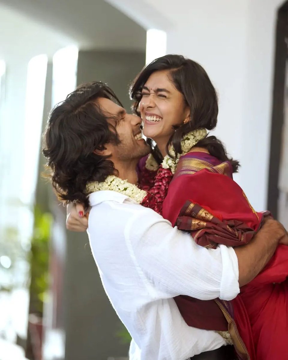 jyomrunal's tweet photo. The Chemistry of #ArjunVidya
Celebreting 1 year of Jersey 🎉
@mrunal0801 @shahidkapoor
Congratulations #TeamJersey
#MrunalThakur #ShahidKapoor #1yearofJersey #Jersey #ArjunVidya #MrunalThakurFans #jyomrunal https://t.co/1Qy86YPR0z