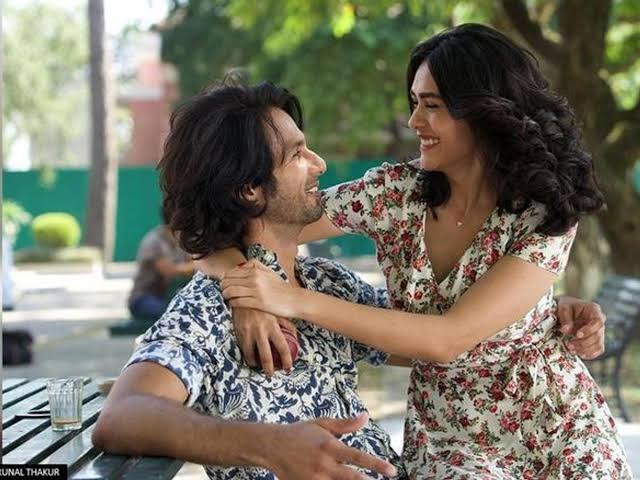 The Chemistry of #ArjunVidya 
Celebreting 1 year of Jersey 🎉
@mrunal0801 @shahidkapoor 
Congratulations #TeamJersey 
#MrunalThakur #ShahidKapoor #1yearofJersey #Jersey #ArjunVidya #MrunalThakurFans #jyomrunal