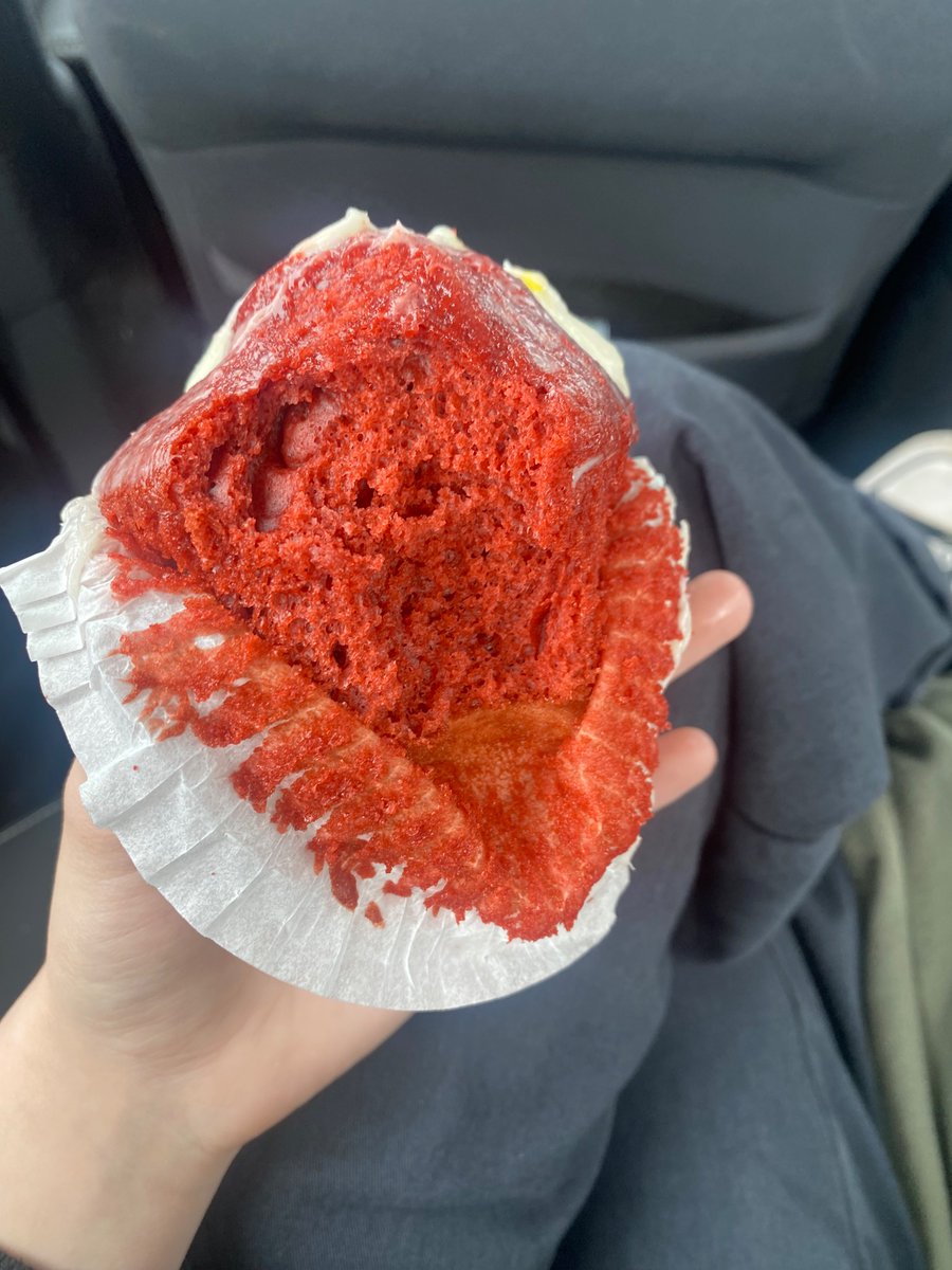 redvelvetsully's tweet photo. you can’t tell in the picture but it had chocolate frosting in the middle 🫶🫶 https://t.co/lBKA9CzDCA