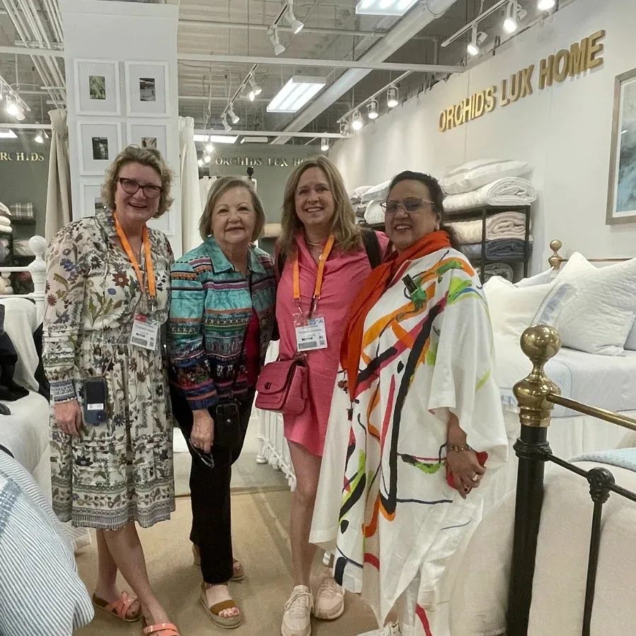 orchidsluxhome's tweet image. The perfect symphony of style and symmetry! Explore our all-new bedding and furniture collections 🌸 at Suites at Market Square G1019 in @highpointmarket! Join us at our space for a free consultation with our expert designers today!
..
#orchidsluxhome #hpmkt #designonhpmkt