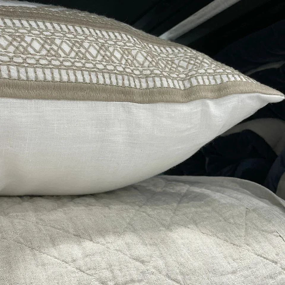 orchidsluxhome's tweet image. The perfect symphony of style and symmetry! Explore our all-new bedding and furniture collections 🌸 at Suites at Market Square G1019 in @highpointmarket! Join us at our space for a free consultation with our expert designers today!
..
#orchidsluxhome #hpmkt #designonhpmkt