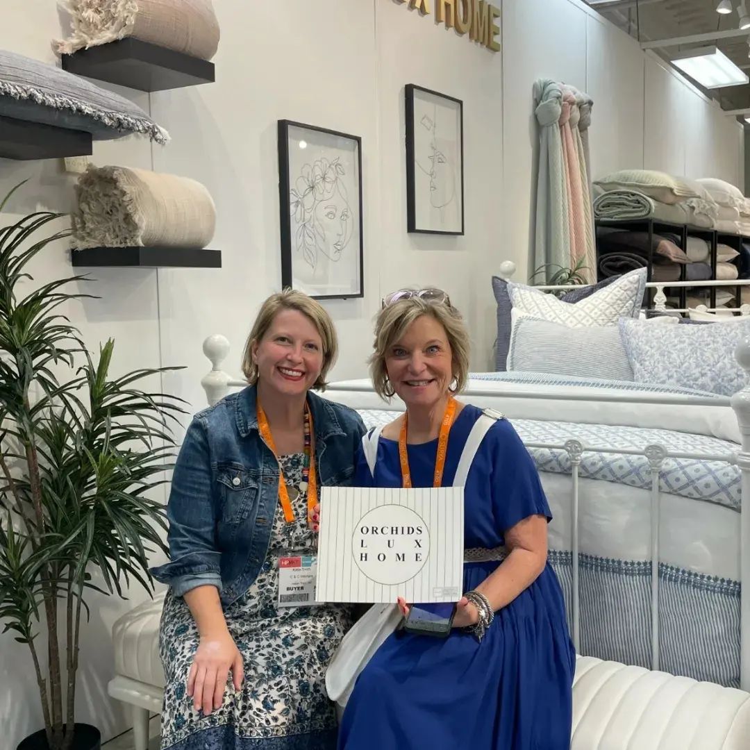 orchidsluxhome's tweet image. The perfect symphony of style and symmetry! Explore our all-new bedding and furniture collections 🌸 at Suites at Market Square G1019 in @highpointmarket! Join us at our space for a free consultation with our expert designers today!
..
#orchidsluxhome #hpmkt #designonhpmkt