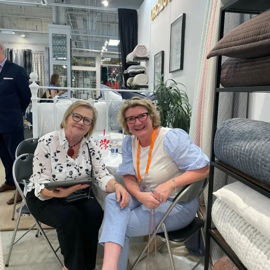 orchidsluxhome's tweet image. The perfect symphony of style and symmetry! Explore our all-new bedding and furniture collections 🌸 at Suites at Market Square G1019 in @highpointmarket! Join us at our space for a free consultation with our expert designers today!
..
#orchidsluxhome #hpmkt #designonhpmkt