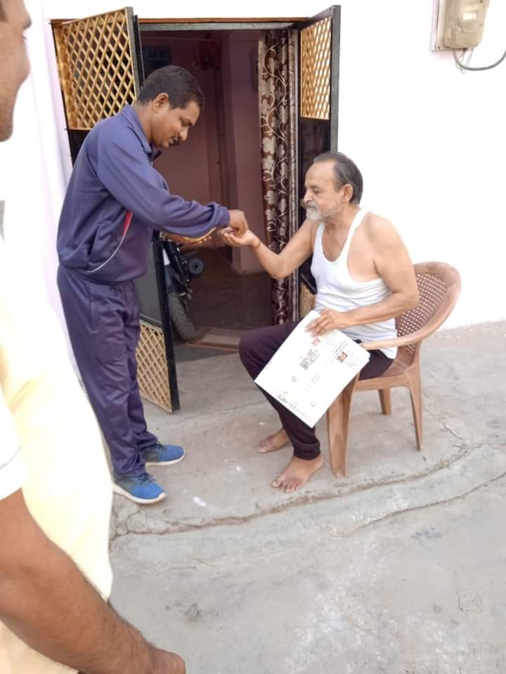 Pmishrabjp's tweet image. इसी परिपेक्ष में @BJP4India के देवतुल्य कार्यकर्ताओं द्वारा अपने प्रधानमंत्री जी के स्वागत,भाषण सुनने एवं देखने हेतु विभिन्न स्थानों व वार्डो में घर घर जाकर हल्दी व पीले चावल देकर लोगों को आमंत्रित किया जा रहा है।

#PMModiInREWA #PMModiInMP #BJP4IND  @ChouhanShivraj