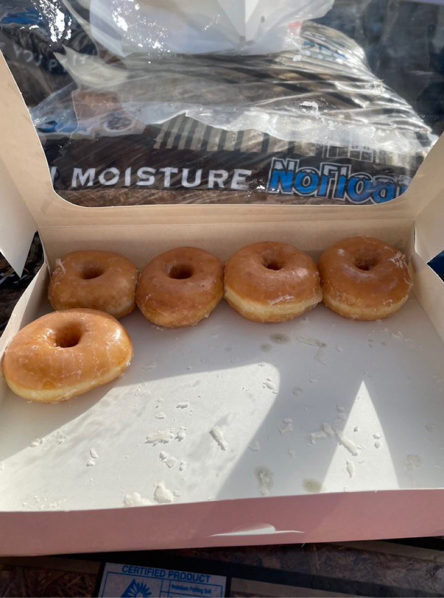 This is what awesomeness looks like 💫 Saturday morning at 6562, Powerades, safety gloves and big smile ready to have fun and drive customer service!!!Let’s keep the momentum going! Drive through put up and ready for the weekend with our weekend dream team💥Thank you team!