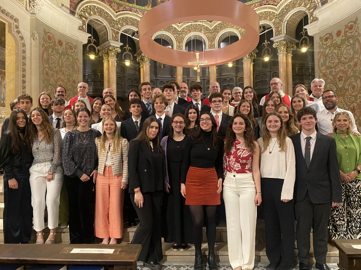 JovesLoiola's tweet photo. Avui 59 joves de @jovesloiola s'han confirmat fent un pas més com a seguidors de Jesús davant la comunitat. Que l'Esperit els doni força per seguir caminant.
@JesuitesEdu @Casal_Loiola https://t.co/ZBW6ow5Wfl