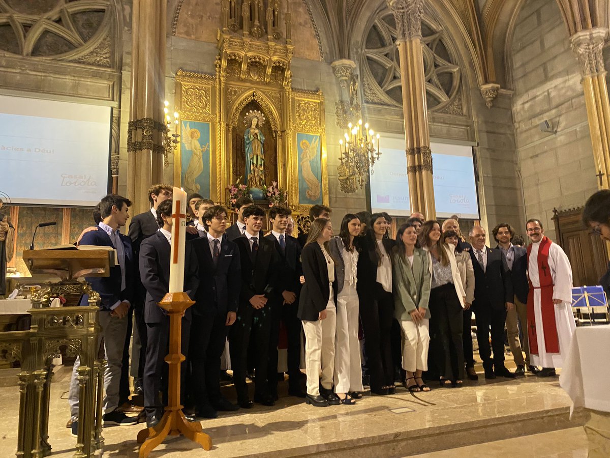 JovesLoiola's tweet photo. Avui 59 joves de @jovesloiola s'han confirmat fent un pas més com a seguidors de Jesús davant la comunitat. Que l'Esperit els doni força per seguir caminant.
@JesuitesEdu @Casal_Loiola https://t.co/ZBW6ow5Wfl