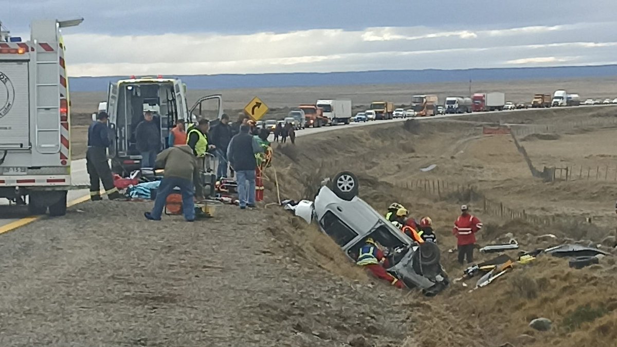MagallanicoHoy's tweet photo. #Ahora #Puq informan de grave accidente, a 40 kms al norte de #PuntaArenas. Al menos dos personas fallecidas. Equipos de @BomberosPuq132 #SSamu y @CarabMagallanes trabajan en el lugar. #PrecauciónVial Tránsito interrumpido #EnDesarrollo #Ampliaremos https://t.co/XFSrU3PW6e