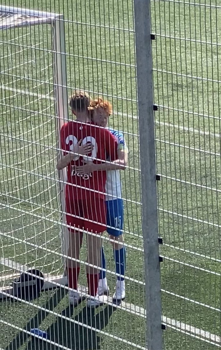 hugoboejemunter's tweet photo. I sommers delte jeg værelse med Rasmus fra @fchelsingor på fodboldcamp. Igen i dag mødtes vi i #U19div. Sendte ham hjem med et kram (og et nederlag på 5-0) 💪🏼🤍💙
#mitroskilde #U19 @RoskildeBold https://t.co/vLIreJqKRt
