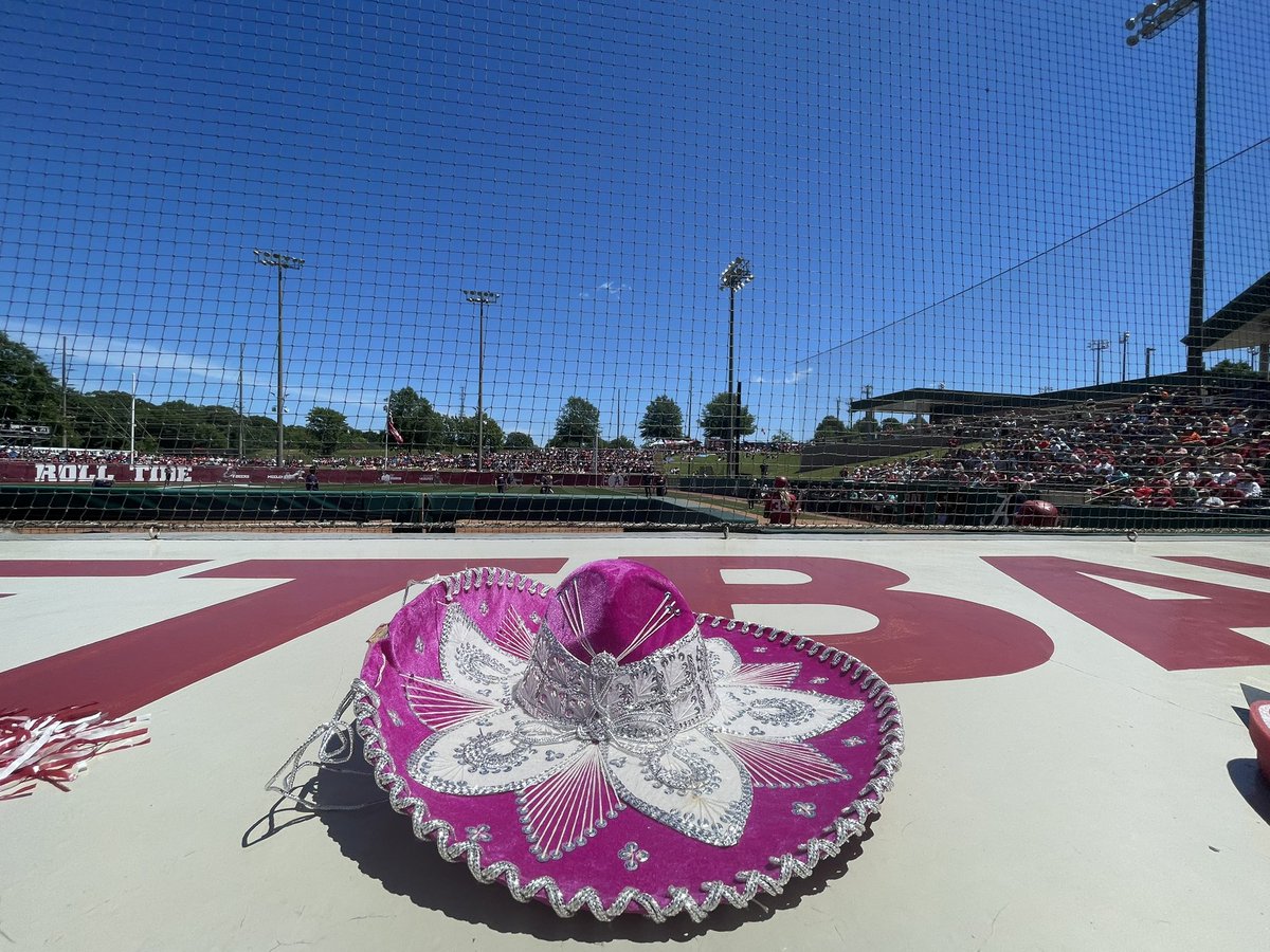emilypitek's tweet photo. Hello + Roll Tide @AlabamaSB #partyatrhoads @UACoachMurphy https://t.co/jwkHoxh75n