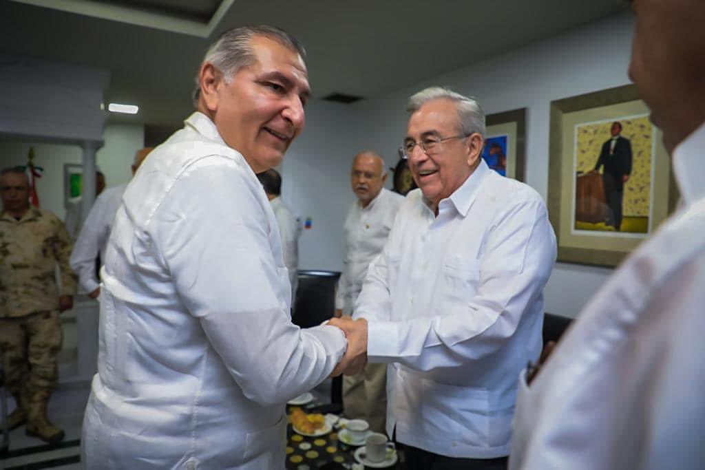 Ya esta #adanaugustolopezhernandez en Sinaloa y fue recibido por el Gobernador #rubenrochamoya