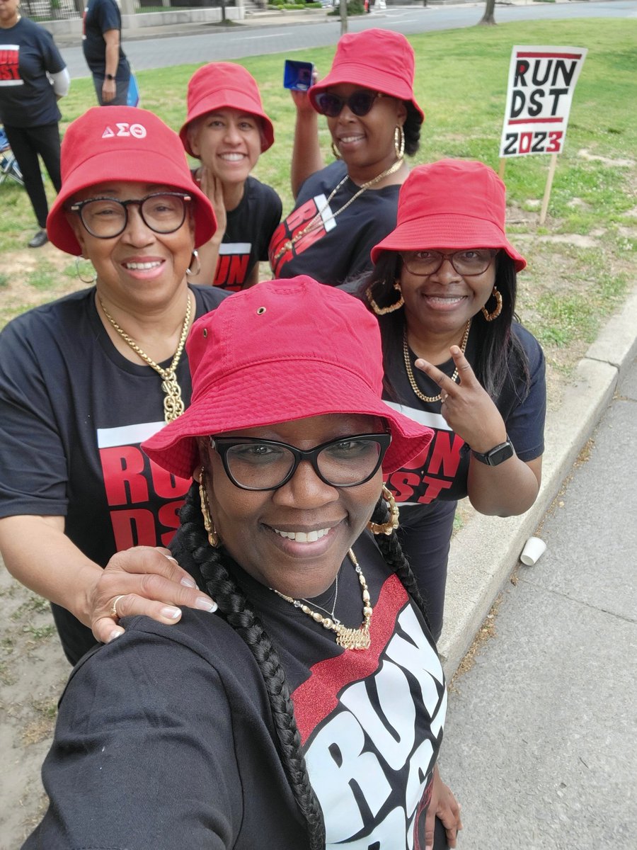 RichmondAlumDST's tweet photo. It’s always a great time at the #MonumentAve10k race. The Run DST cheer team cheered, chanted, & encouraged over 20,000 runners & walkers.
#RUNDST
#RACDST
#PhysicalandMentalHealth
#MonumentAve10k https://t.co/0ziXanai1s