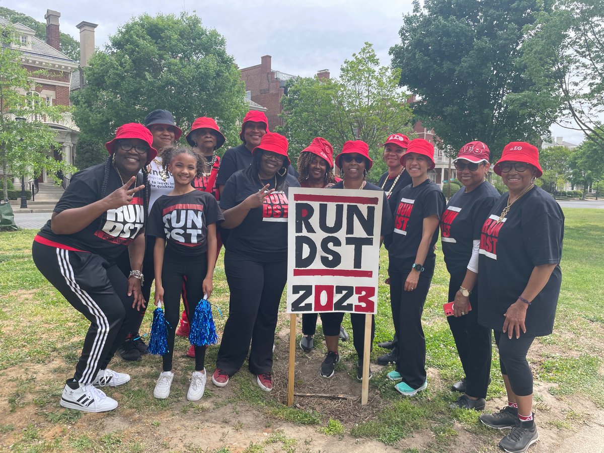 RichmondAlumDST's tweet photo. It’s always a great time at the #MonumentAve10k race. The Run DST cheer team cheered, chanted, & encouraged over 20,000 runners & walkers.
#RUNDST
#RACDST
#PhysicalandMentalHealth
#MonumentAve10k https://t.co/0ziXanai1s