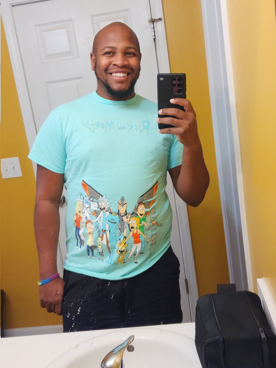 DaevonDiore's tweet photo. Damn mirror but loving the shirt #RickandMorty #cartoonhead #chubbyboi https://t.co/JjAiU9jpyD