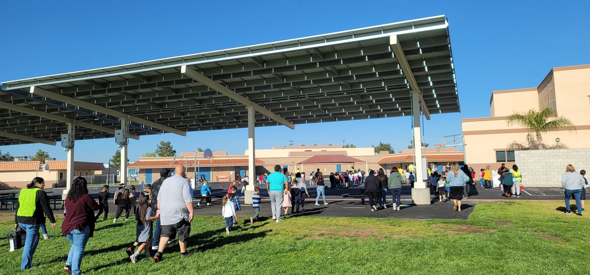 LisethMaravilla's tweet photo. Practice makes perfect! Our staff and students did an amazing job on this fire drill! Way to go Eagles!! @RainbowRidge_VV https://t.co/n8A6tHta2s