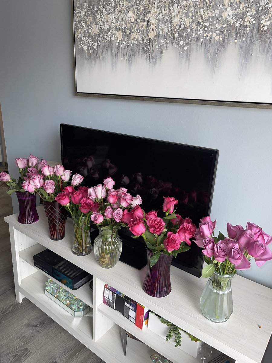 ObeyTae's tweet photo. My Man sent me flowers EVERYDAY this week because he’s out of town for our 6th Month Anniversary. I got 6 Dozen Roses, for 6 months of Dating 🥹🥹❤️❤️. God, thank you for redirecting my Path! I’ll always trust you. https://t.co/CftREsKGG6