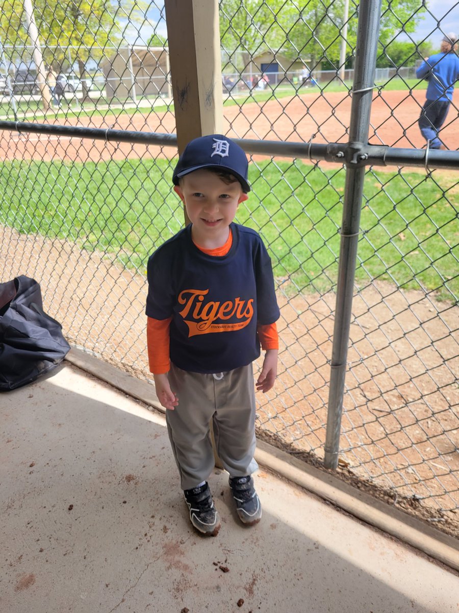 AuntHane's tweet photo. 1st Baseball game! #4
#detroittigers https://t.co/xLESGkfLZm