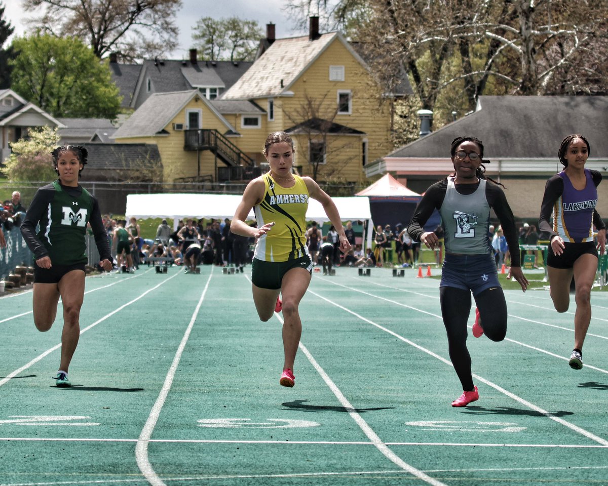 Always fun to be on this track for <a href="/CometRelays/">@cometrelays</a> <a href="/trackcomets/">Comets Track</a> <a href="/ellaleebaker22/">Ella Baker</a>